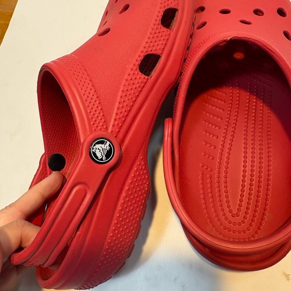 of Crocs Classic Clogs in varsity or pepper red size 7 - Picture 5 of 8